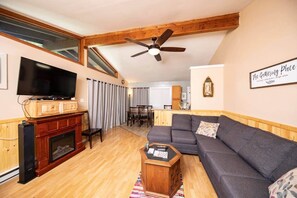 Smart TV, fireplace, books - Scenic Views / Hike, kayak nearby / Dog friendly (Page County)