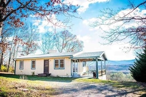 Exterior - Serene mountain getaway / Beautiful Views / Dog friendly (Page County)