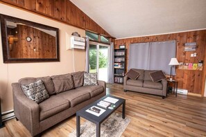 Smart TV, fireplace, books - Serene mountain getaway / Beautiful Views / Dog friendly (Page County)