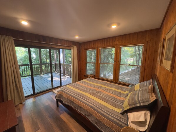 4 bedrooms, iron/ironing board, travel cot, free WiFi