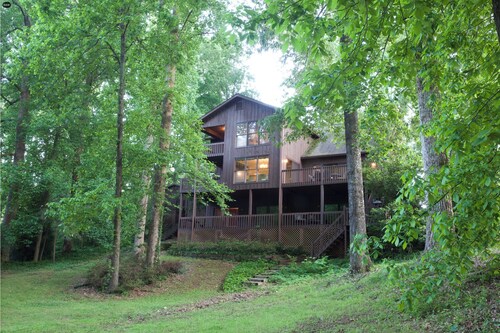 4k sf House on the Lake with Boat Slip & room for Multiple Generations