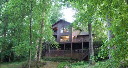 4k sf House on the Lake with Boat Slip & room for Multiple Generations