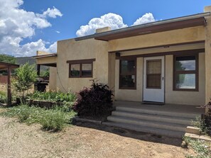 Exterior - Marvelous 2-bedroom house in charming Taos for your getaway, close to the plaza! (Taos)