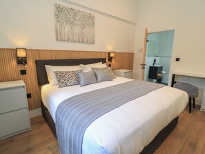 2 kamar tidur dan didekorasi berbeda-beda