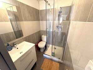 Regadera, toallas, jabón, papel de baño 