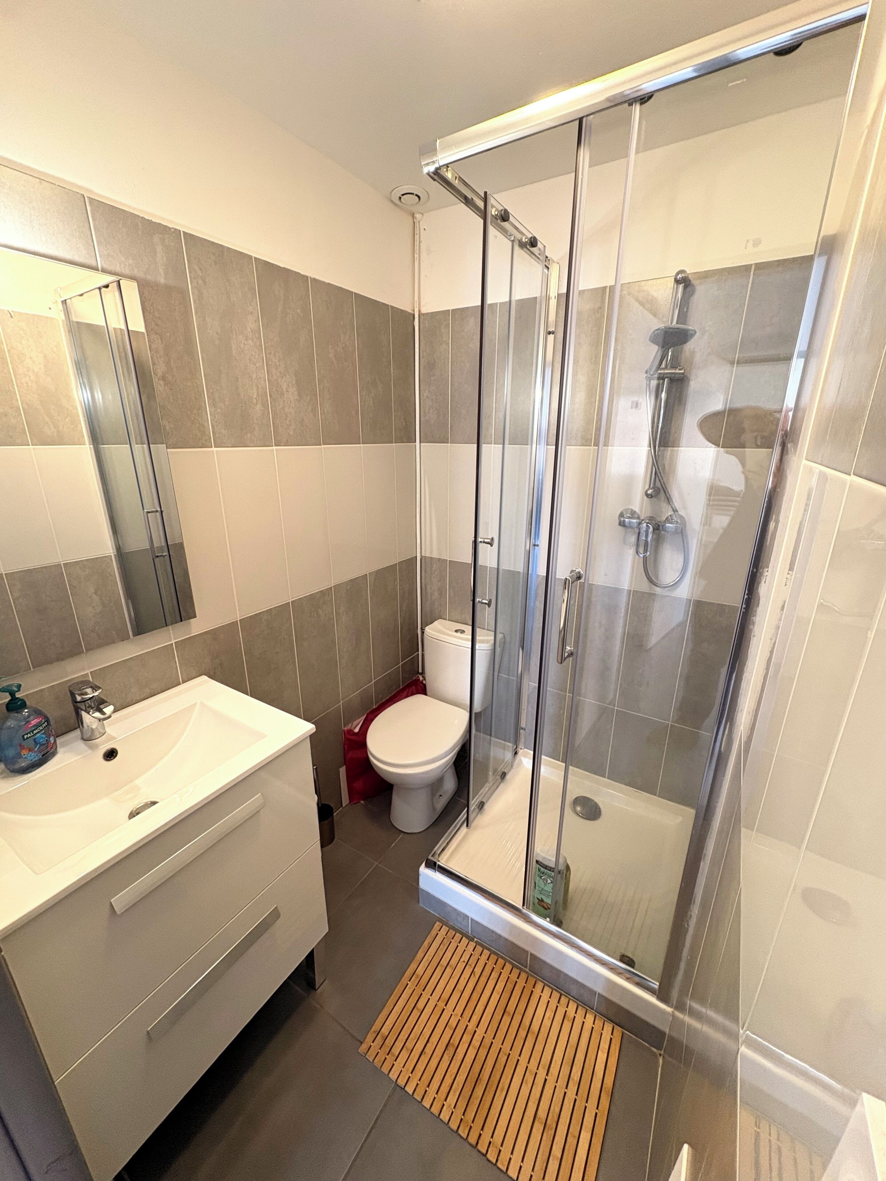 Douche, serviettes fournies, savon, papier toilette