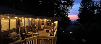 A 2-bed house in peaceful Ft Bragg perfect for relaxing getaway in the redwoods.