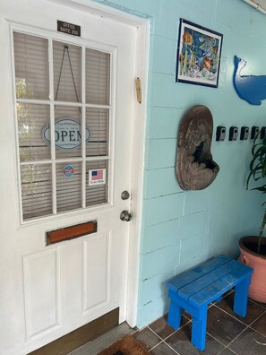 Exterior detail - Spacious Studio apartment in serene Honolulu with AC (Honolulu)