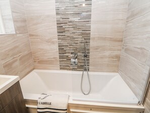 Shower - High Tor (Matlock)