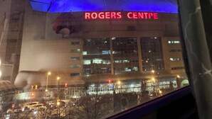 En byggnad med ett markant torn och texten ”ROGERS CENTRE” upplyst.