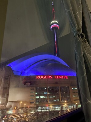 Ein Gebäude mit einem markanten Turm und der Aufschrift 'ROGERS CENTRE'.