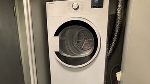 En kombinerad tvätt- och torkmaskin med digital display, energimärkning enligt ENERGY STAR-standarden och en avluftsslang.
