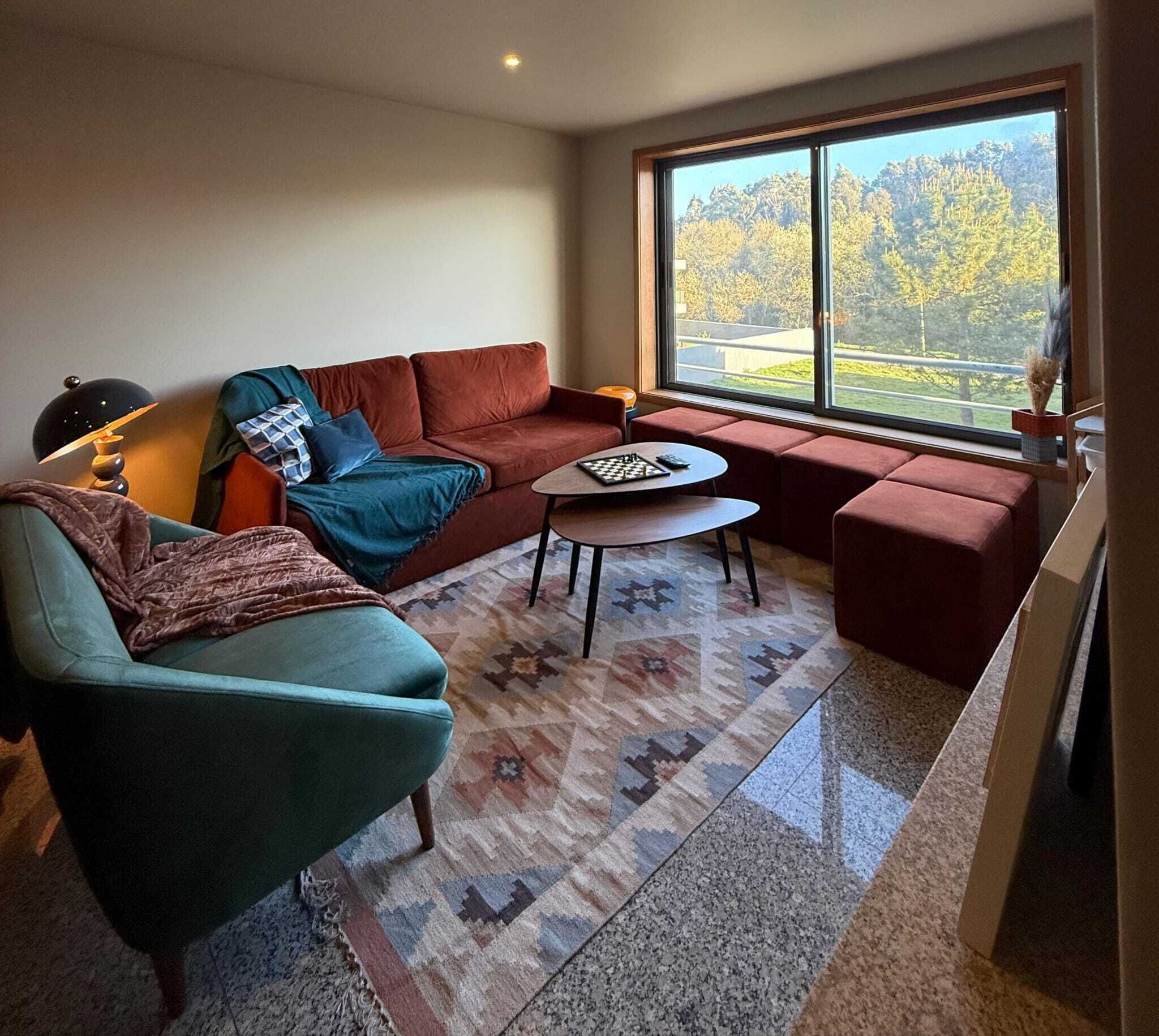 Apartamento superior, vista para a cidade | Área de estar