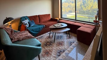 Superior-Apartment, Stadtblick | Wohnbereich