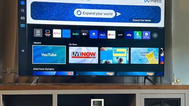 Un televisor con interfaz de servicio de transmisión que muestra varios canales y contenido.