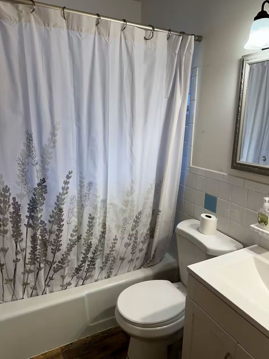 Séchoir à cheveux, serviettes fournies, shampooing, papier de toilette