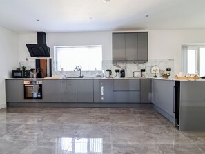 Cookware/dishes/utensils - 1 Talbot Drive (Holywell)