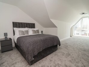 3 bedrooms, individually decorated, individually furnished, free WiFi - 1 Talbot Drive (Holywell)