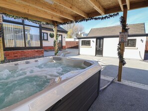 Outdoor spa tub - 1 Talbot Drive (Holywell)