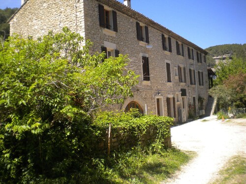   Appartement 76m2 au bord de la Sorgue – Maison historique les pieds dans l’eau
