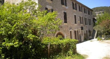 Appartement 76m2 au bord de la Sorgue â Maison historique les pieds dans lâeau