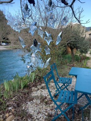 Outdoor dining - Appartement de 76m2 dans maison historique (Fontaine-de-Vaucluse)