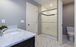 Douche, serviettes fournies, savon, papier toilette
