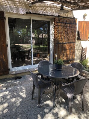 Outdoor dining - Country house with swimming pool (Souvignargues)