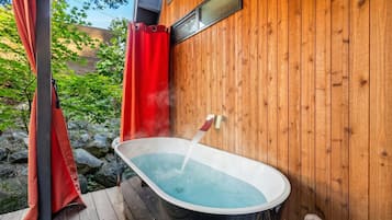 Luksusmökki, oma kylpyhuone, näköala puutarhaan | Ulkoporeallas