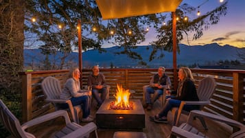 Luxury Cabin, Private Outdoor Soaking Tub | Property grounds