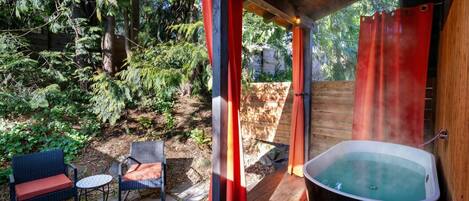 Cabane Luxe, salle de bains privée, vue jardin | Terrasse/Patio