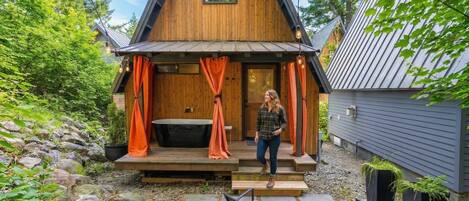 Luxury Cabin, Private Bathroom, Garden View | Terrace/patio
