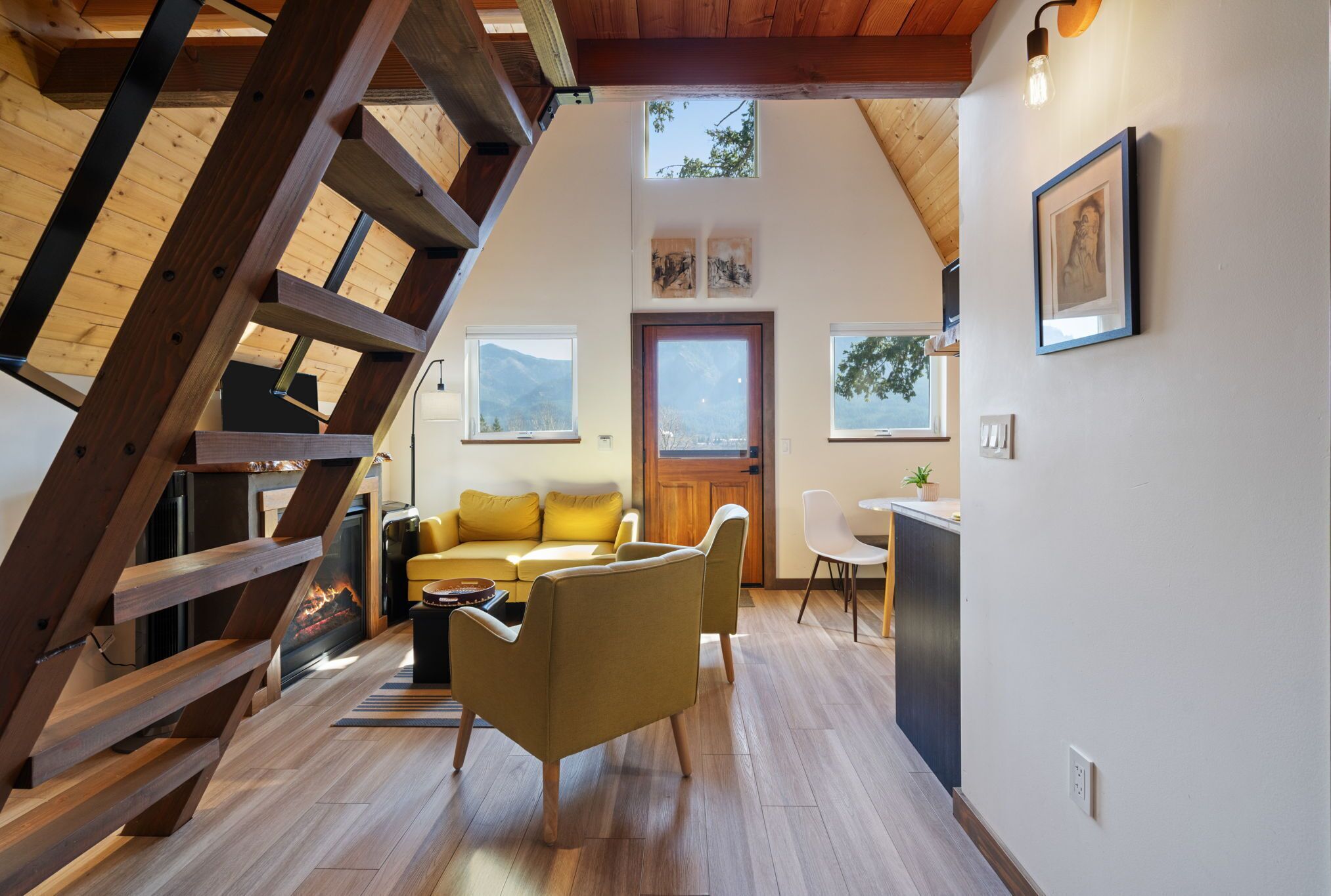 Luxury Cabin, Balcony, Mountain View | Living area