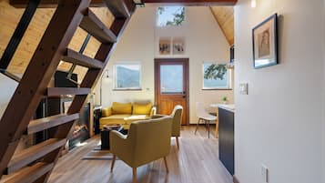 Luxury Cabin, Balcony, Mountain View | Living area