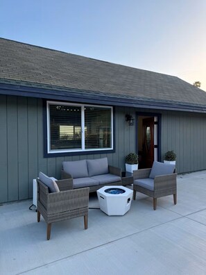 Terrace/patio - Lilac Cottage on 20 Acre Avocado Farm (Escondido)