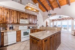Fridge, microwave, oven, stovetop - Irish Dream Beachfront in Las Conchas (Las Conchas)