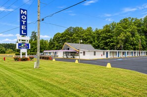 Unclassified image, 2 of 28, button - Budget Motel (Hamer)