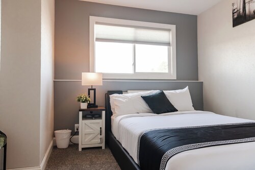 Cozy 1-bedroom apartment with Private Hot-tub & Pool table