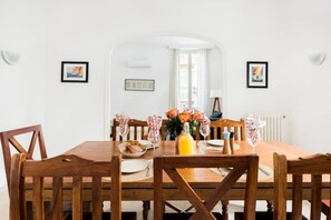 Dining - Modern Apartment Close to Beach & City Centre (Cannes)