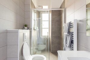 Douche, sèche-cheveux, serviettes fournies, savon