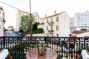 Outdoor dining - Modern Apartment Close to Beach & City Centre (Cannes)
