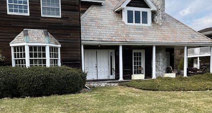 Charming 3-bedroom house in lovely Jamesport- near water, Riverhead, Shinnecock.