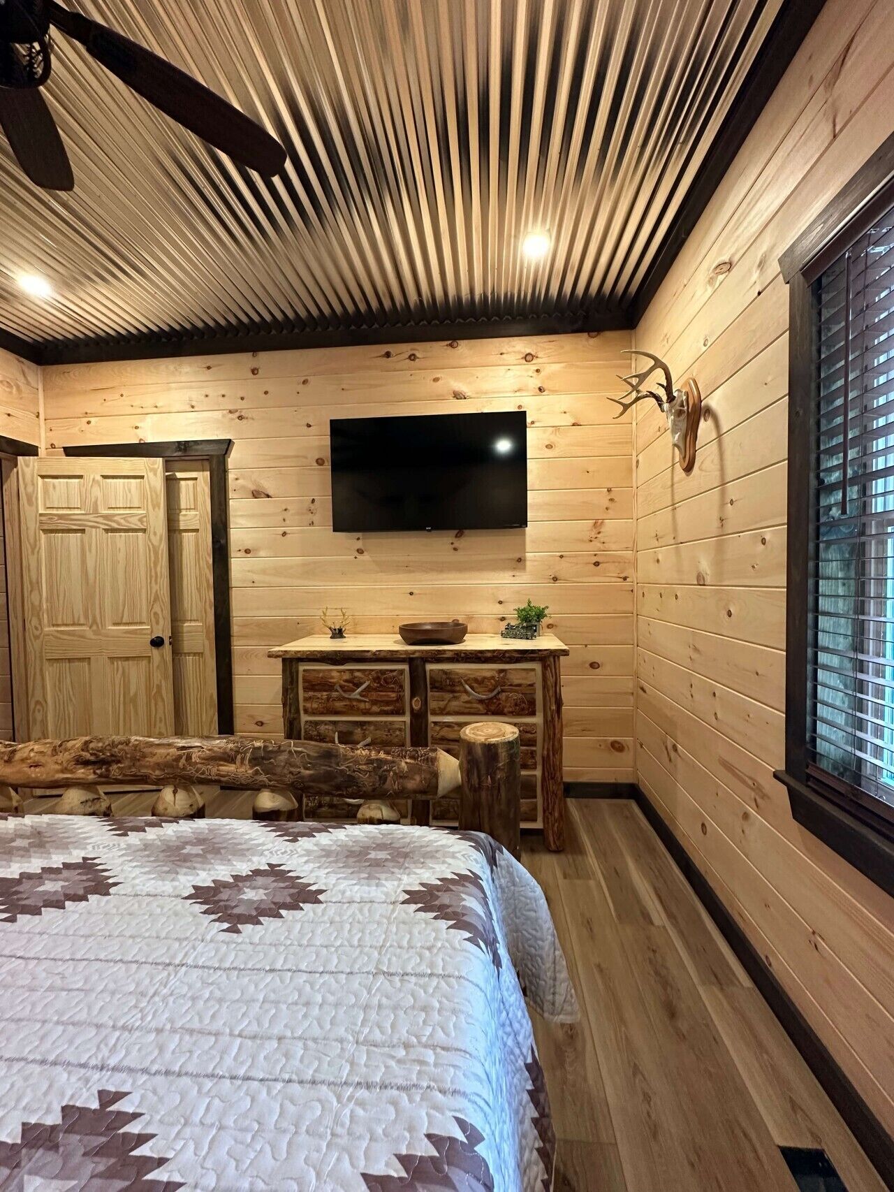 4 bedrooms, desk, WiFi, bed sheets