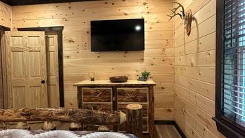4 bedrooms, desk, WiFi, bed sheets