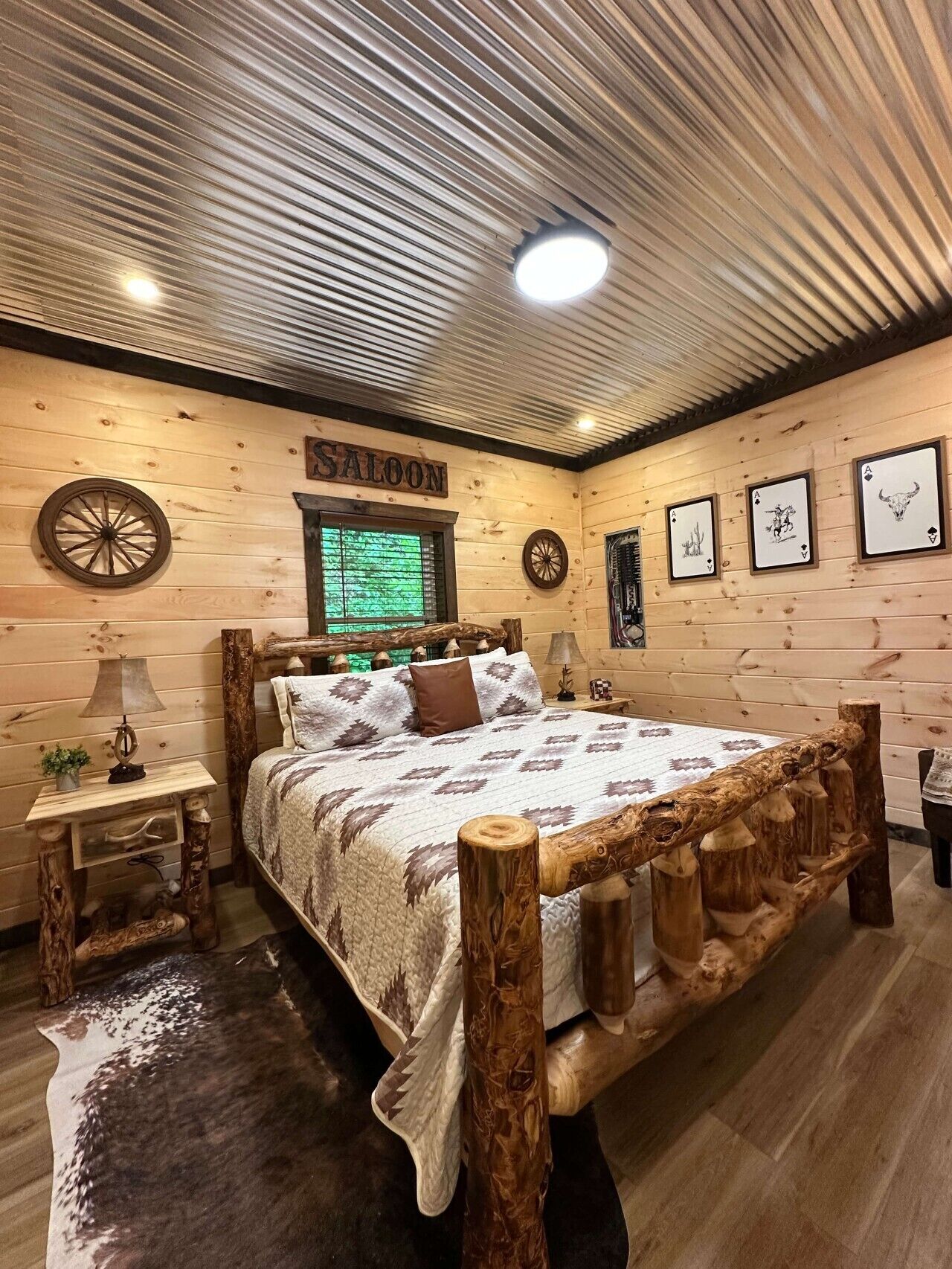4 bedrooms, desk, WiFi, bed sheets