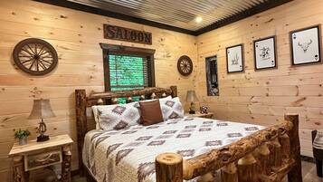 4 bedrooms, desk, WiFi, bed sheets