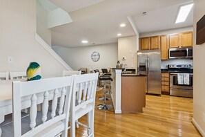 Private kitchen - Seas the Day - Walk to beach, 4 stories, games, central (Virginia Beach)