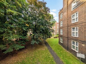 Property grounds - Modern Stockwell Flat | Fast Links to Central (Greater London)