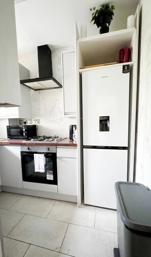 Fridge, microwave, oven, stovetop - Modern Stockwell Flat | Fast Links to Central (Greater London)