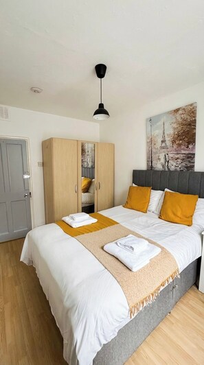 Iron/ironing board, free WiFi, bed sheets - Modern Stockwell Flat | Fast Links to Central (Greater London)
